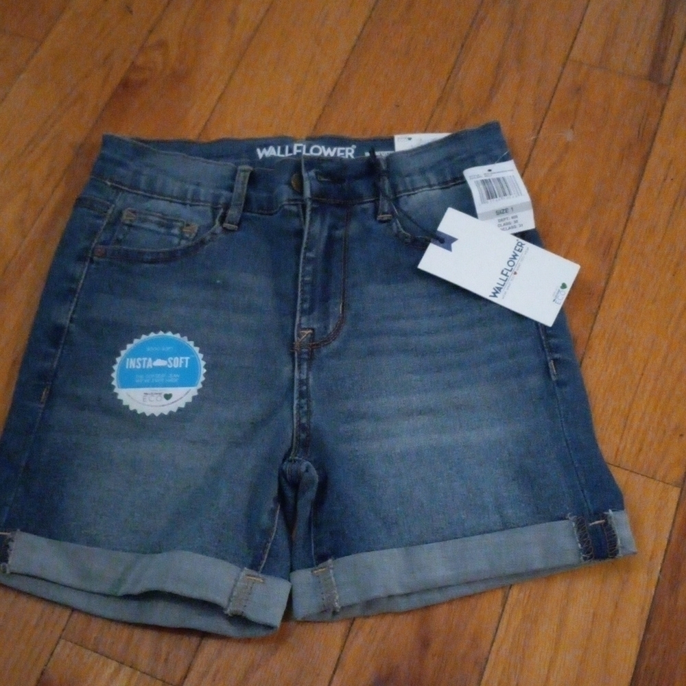 Juniors Wildflower High Rise Midi Shorts Sz 1. NWT